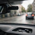 Dashcam uden bøvl: sådan monterer du lovligt og får nummerplader med hjem