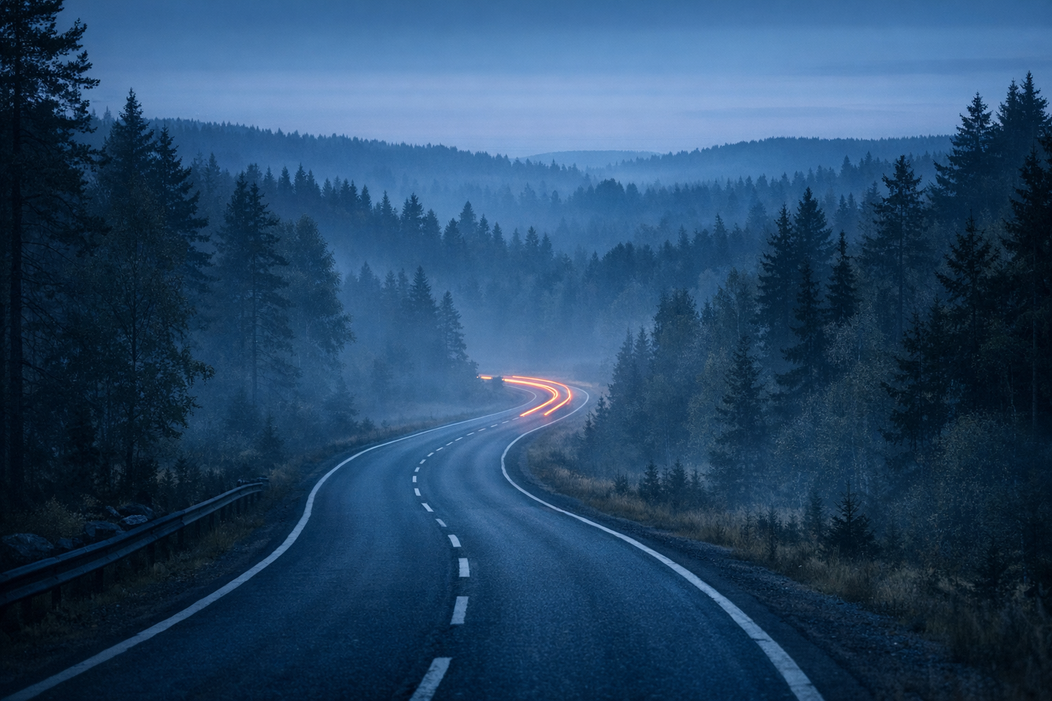 [dark] Standard blogheader: stemningsfuldt billede af en snoet vej med billys i skumring—alsidigt til mange artikler.