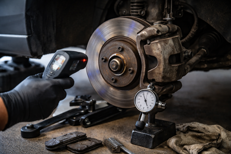 Ryster bilen når du bremser? Sådan finder du fejlen før du skifter skiver i blinde