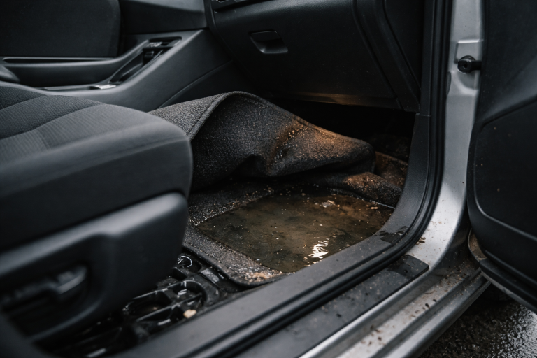 Dug i ruderne vs vådt gulv - sådan jagter du fugt i kabinen uden at splitte bilen ad