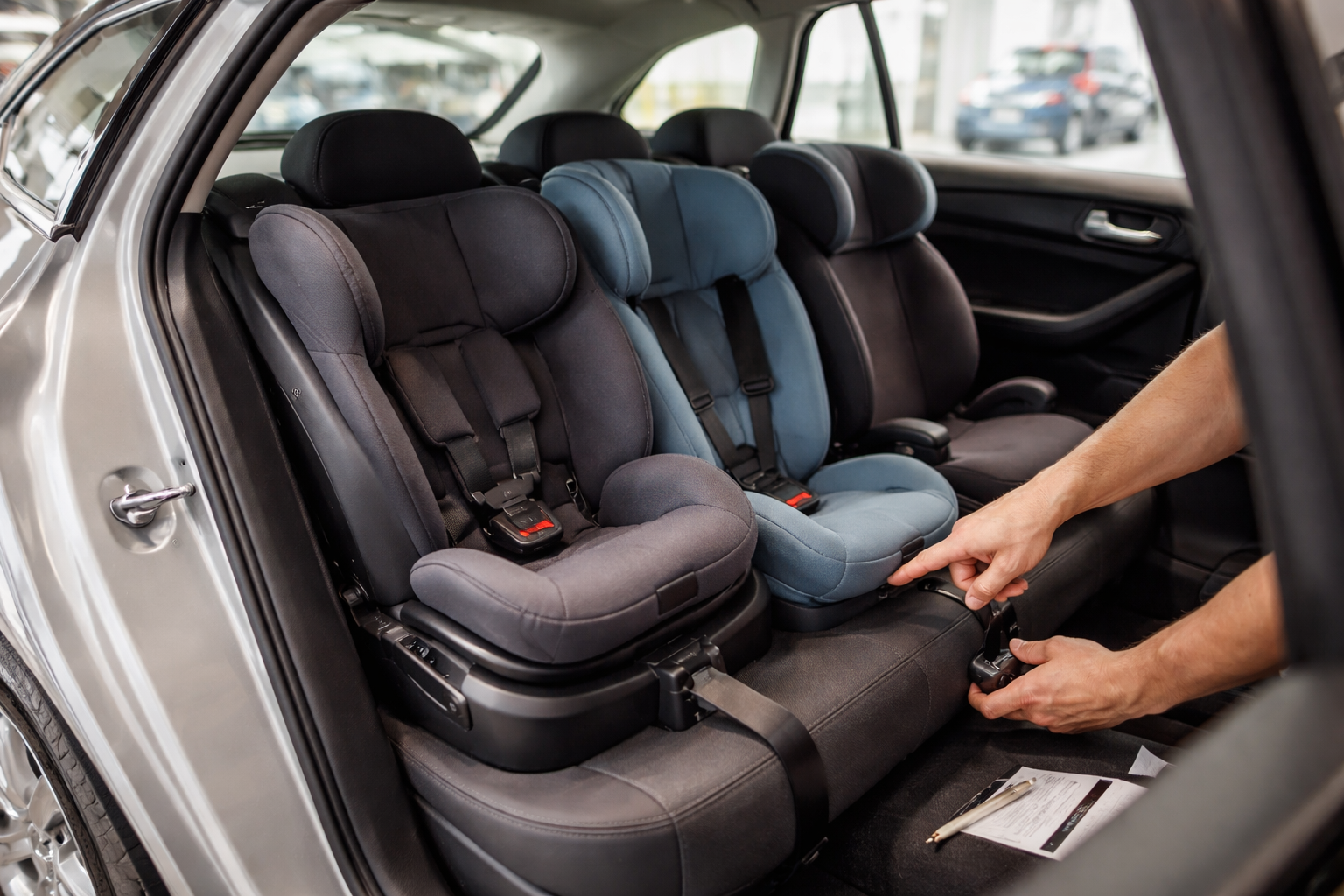 Biler med plads til 3 autostole - sådan vurderer du ISOFIX, bredde og adgang